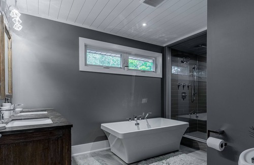 Oro-Medonte House | Lake Simcoe Cottage with pool & hot tub