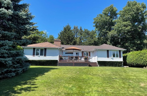 Oro-Medonte Cottage | Lake Simcoe Lakefront