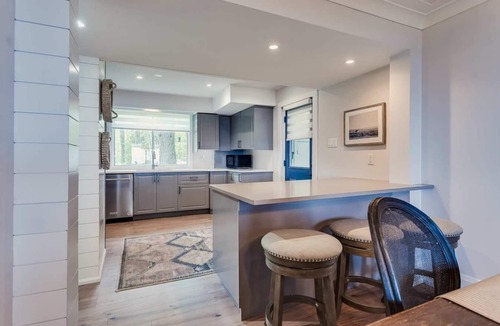 Innisfil House | Lake Simcoe Luxury waterfront Retreat near Friday Harbour! Hot Tub!