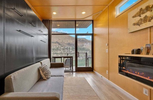 Madras House | Lake Simtustus Resort Crown Point Tiny Home #12 - Hot Tub