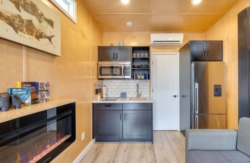 Madras House | Lake Simtustus Resort Crown Point Tiny Home #12 - Hot Tub