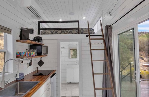 Madras House | Lake Simtustus Resort Juniper Hill Tiny Home #10 - Hot Tub