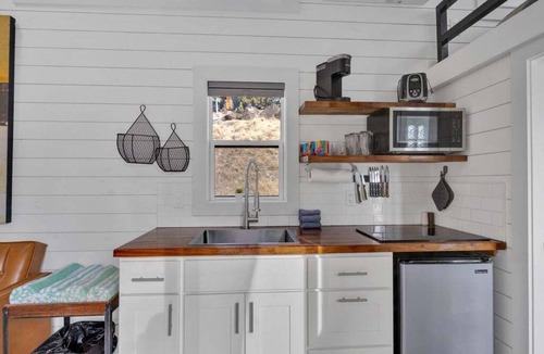 Madras House | Lake Simtustus Resort Juniper Hill Tiny Home #10 - Hot Tub