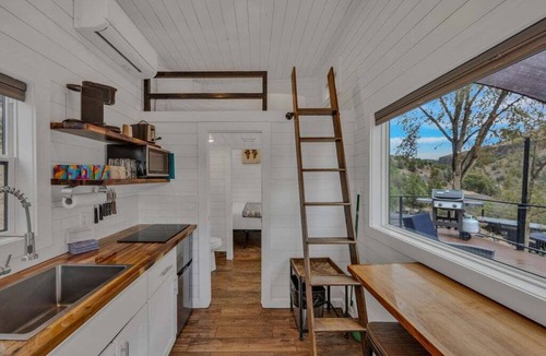 Madras House | Lake Simtustus Resort Juniper Hill Tiny Home #12 - Hot Tub