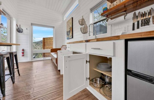 Madras House | Lake Simtustus Resort Juniper Hill Tiny Home #12 - Hot Tub