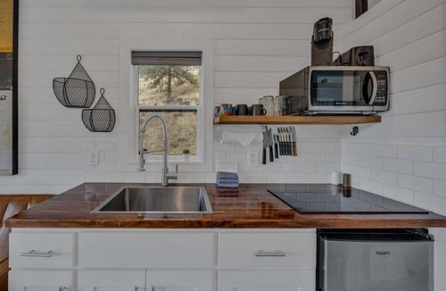 Madras House | Lake Simtustus Resort Juniper Hill Tiny Home #13 - Hot Tub