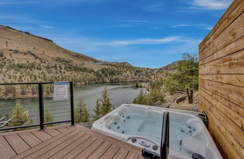 Madras House | Lake Simtustus Resort Juniper Hill Tiny Home #13 - Hot Tub