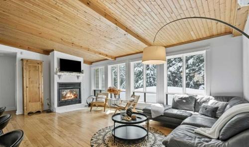 Mansonville Ski Chalet | Lake - Spa - Pool Table - Chalet Ookpik