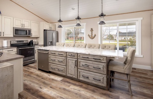 Lighthouse Cove Cottage | Lake St. Clair Waterfront Cottage | Hot Tub Games Room Family Retreat for 8–12