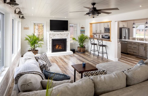 Lighthouse Cove Cottage | Lake St. Clair Waterfront Cottage | Hot Tub Games Room Family Retreat for 8–12