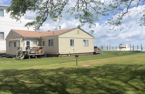 Harrison House | Lake StClair Belvedere bay hot tub 2 boat wells fishing paddle boards, kayak