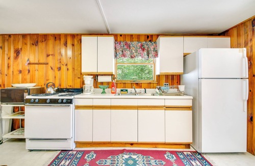Rumney Cabin | Lake Stinson Cottage w/Sunroom & Shared Dock!