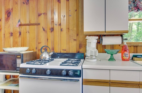 Rumney Cabin | Lake Stinson Cottage w/Sunroom & Shared Dock!