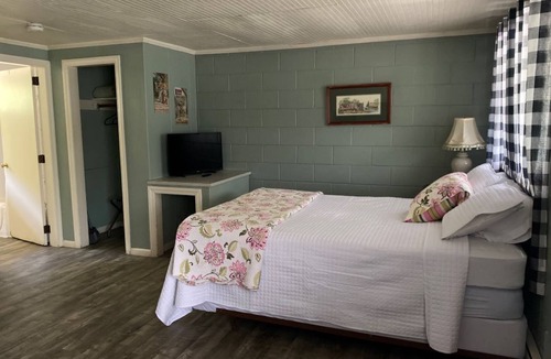 Holderness Hotel | Lake Suite 6, Full Kitchen, Private Beach + Dock Access