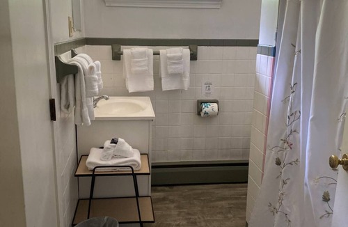 Holderness Hotel | Lake Suite 6, Full Kitchen, Private Beach + Dock Access
