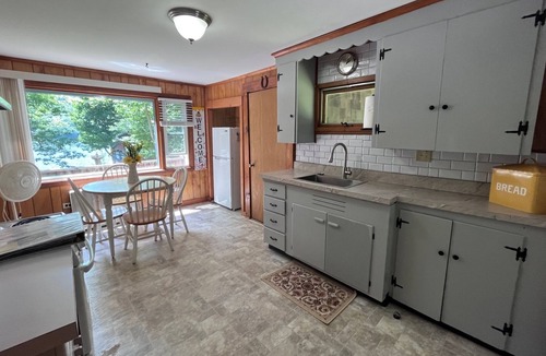 Newbury Cottage | Lake Sunapee, Cozy, Lakefront - Affordable - 4 Season - Cottage