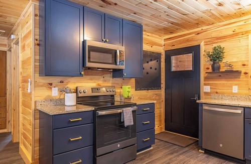 Paradise Cabin | Lake Superior Beach Access, 2BR, Sleeps 6