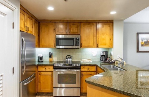 Elk Point Condo | Lake Tahoe | Cozy Alpine Stay | Ski Access & Hot Tub
