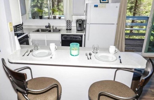 Country Club Estates House | Lake Tahoe Mountains - Kayaks, Bikes, Pet friendly