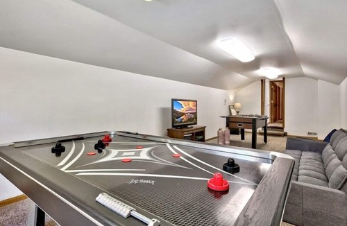 North Upper Truckee House | Lake Tahoe spacious Retreat with fun yard mv19