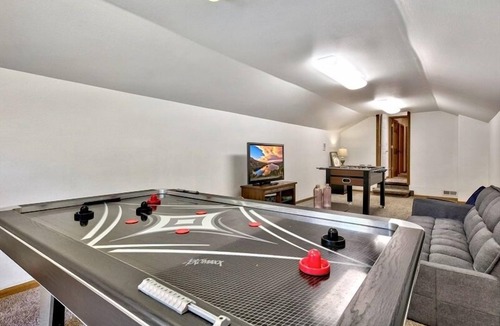 North Upper Truckee House | Lake Tahoe spacious Retreat with fun yard mv19