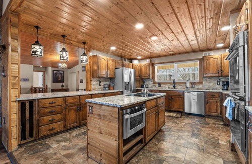 Branson House | Lake Taneycomo Lakefront Lodge on 6 Acres Sleeps 16 Free Group Tickets
