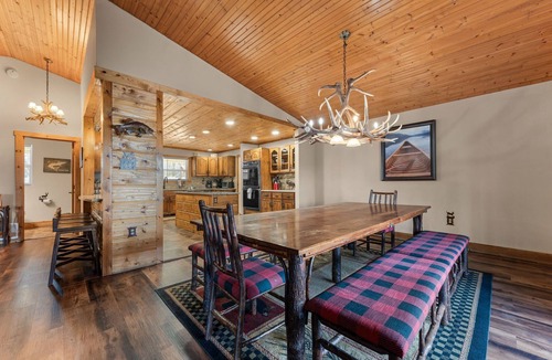 Branson House | Lake Taneycomo Lakefront Lodge on 6 Acres Sleeps 16 Free Group Tickets
