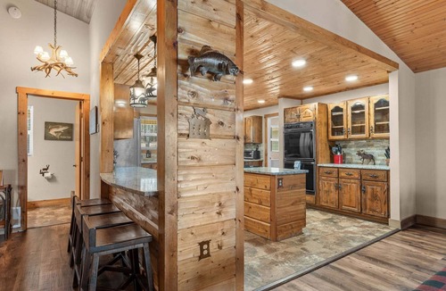 Branson House | Lake Taneycomo Lakefront Lodge on 6 Acres Sleeps 16 Free Group Tickets