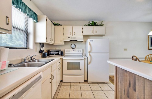 Lake Tansi Condo | Lake Tansi Cabin – 2BR, Sleeps 8, Full Kitchen & Cozy Living Room!
