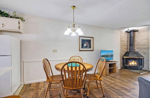 Lake Tansi Condo | Lake Tansi Cabin – 2BR, Sleeps 8, Full Kitchen & Cozy Living Room!