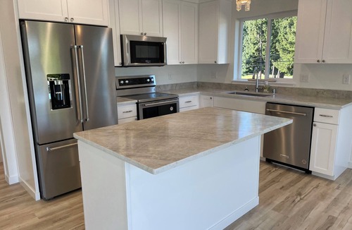 Bonney Lake Apartment | Lake Tapps 2bdrm NEW Apt View of Lake Lake access to 2 waterfront parks & Launch