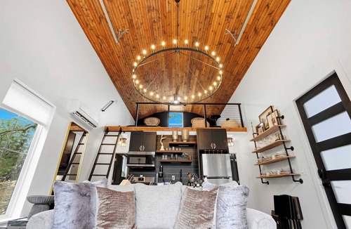 Evening Shade Cabin | Lake Tenkiller Modern Cabin with Hot Tub & Firepit