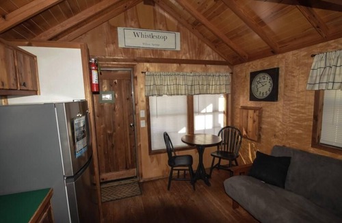 Mead Cabin | Lake Texoma Cedar Cabin - Whistle Stop