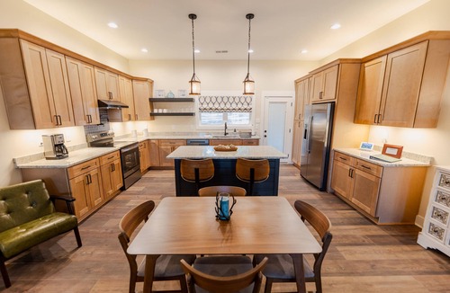 Mount Gilead House | Lake Tillery Retreat. Walk to Marina.