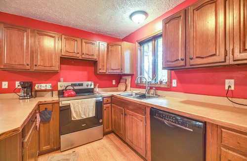 Fairfax House | Lake & Trail Access On-Site! Fairfax Hideaway