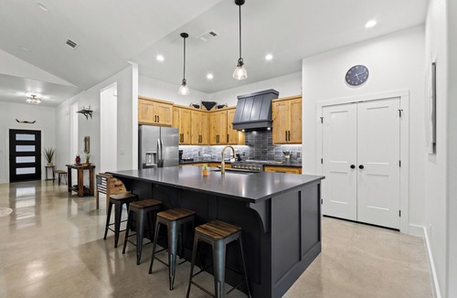 Denison House | Lake Trails - King Beds - Fast WiFi - Boat & RV Parking