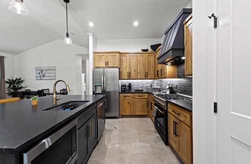 Denison House | Lake Trails - King Beds - Fast WiFi - Boat & RV Parking