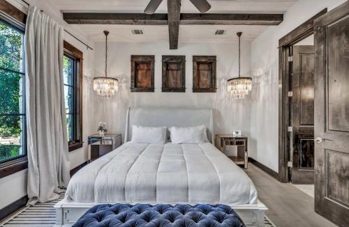 Spicewood House | Lake Travis Cottage - Hot Tub - Pickleball - BBQ