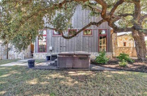 Spicewood House | Lake Travis Cottage - Hot Tub - Pickleball - BBQ