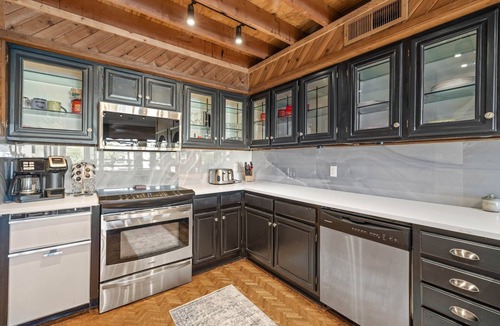 Point Venture House | Lake Travis Gem, Golf, boat, Tennis, Pool
