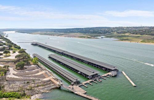 Spicewood House | Lake Travis Getaway - Pickleball - Grill - Firepit