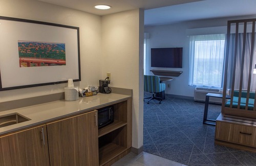 Lakeway Hotel | Lake Travis Getaway – King Studio w/Pool & Gym