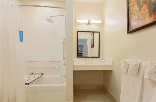 Lakeway Hotel | Lake Travis Getaway – King Studio w/Pool & Gym