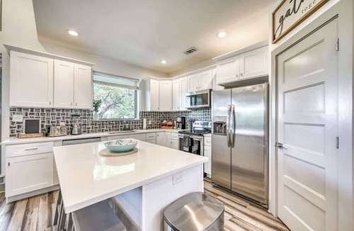 Point Venture House | Lake Travis Group Stay | Hot Tub, Pool & Fire Pit