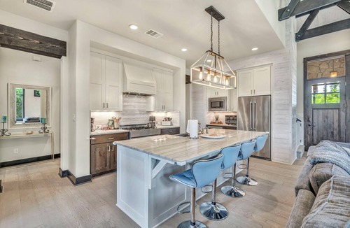 Spicewood Cottage | Lake Travis Home in Resort Community "The Reserve". Boats, kids & pets welcome!