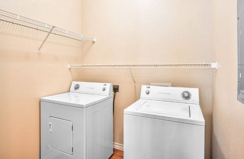 Spanish Oaks Apartment | ⭑LAKE TRAVIS- SUITE DREAMS⭑ (NEW LISTING!!)