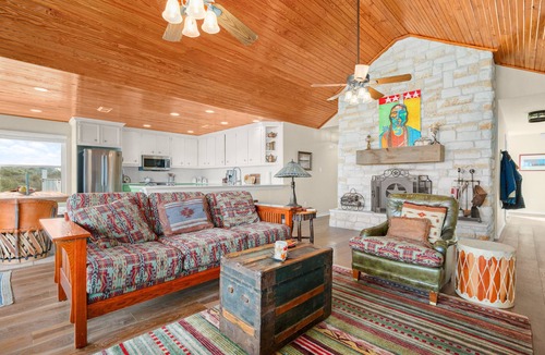 Highland Lake Estates House | Lake Travis Waterfront lodge/Dock/Firepit/Outdr Lux