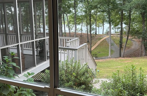 Northport House | Lake Tuscaloosa home on two acres. 12 miles to University of Alabama.