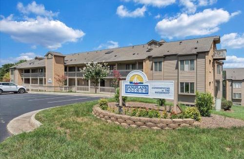 North Shore House | Lake Vibes - Pet Friendly Lakefront Condo!