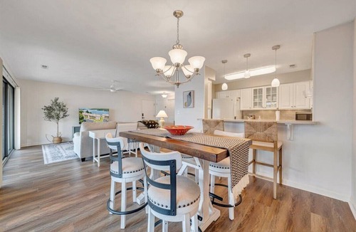 North Shore Condo | Lake Vibes - Pet Friendly Lakefront Condo!